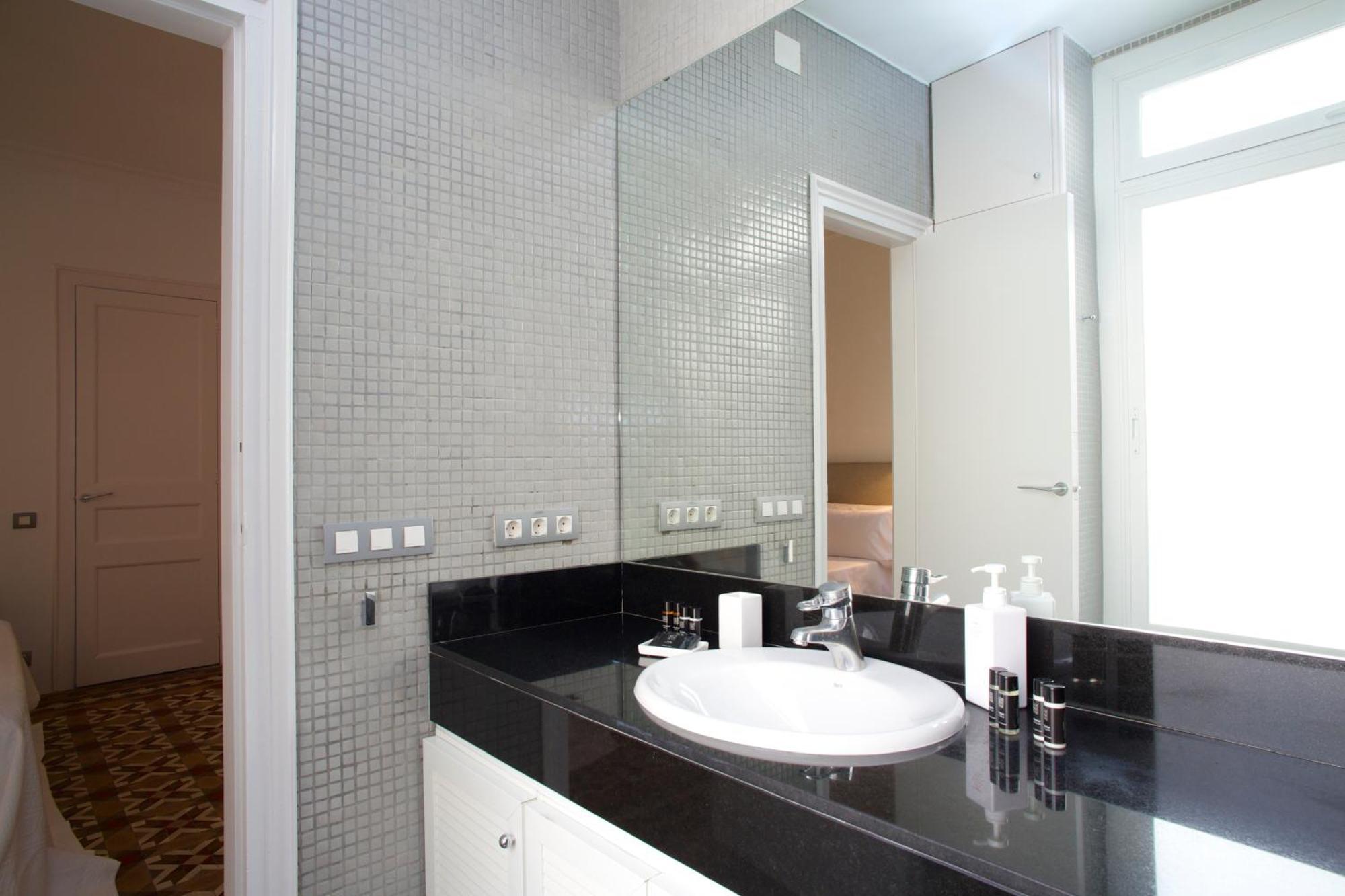 The Claris Suites I Барселона Экстерьер фото
